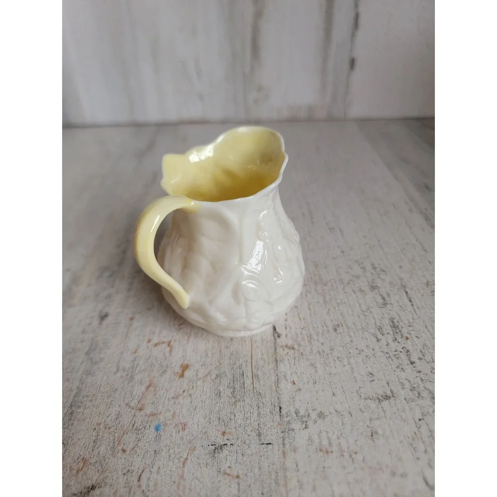 Belleek Ireland‎ mini off-white creamer scalloped luster kitchen home